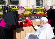 Papież Franciszek błogosławi insygnia królewskie oraz różę dla Matki Bożej Pocieszenia.