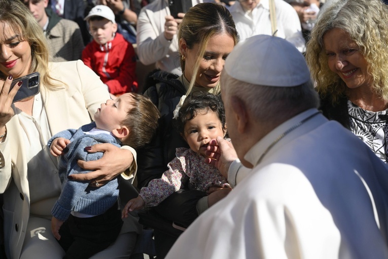 Papież: trzeba bronić prawa najsłabszych do opieki zdrowotnej