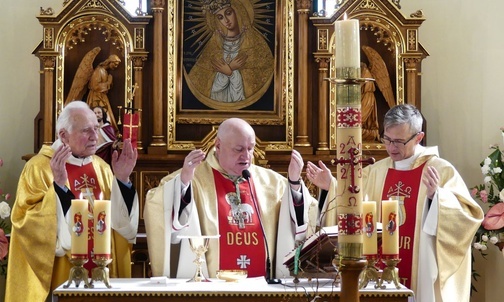 Od lewej: ks. Bronisław Zarański CR, bp Piotr Greger i ks. Robert Kasprowski w kaplicy sióstr zmartwychwstanek w Kętach.