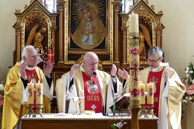 Od lewej: ks. Bronisław Zarański CR, bp Piotr Greger i ks. Robert Kasprowski w kaplicy sióstr zmartwychwstanek w Kętach.