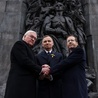 Niezwykłe spotkanie prezydentów Polski, Izraela i Niemiec przed Pomnikiem Bohaterów Getta w Warszawie