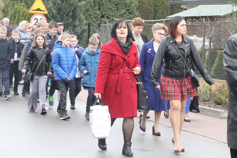Nadanie patrona i poświęcenie sztandaru szkoły w Jodłówce-Wałkach