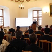 Wykład odbył się w auli seminaryjnej.