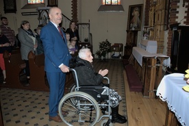 Aniela Dochniak z synem Janem w jaworzyńskim kościele na jubileuszowej Mszy św.