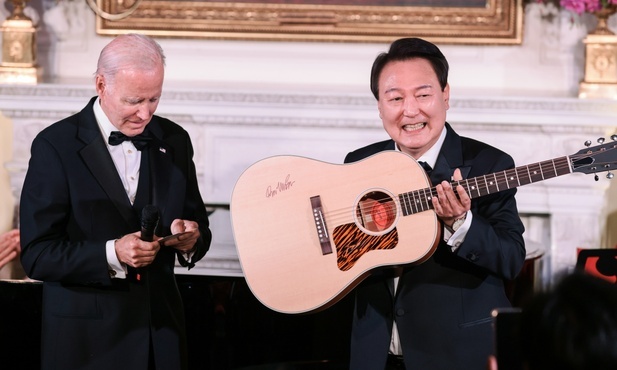 Prezydent Korei Płd. zrobił show w Białym Domu. Na bankiecie zaśpiewał piosenkę "American Pie"