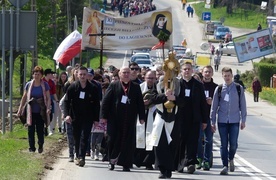 Grupa św. Faustyny jako pierwsza niosła Najświętszy Sakrament. Na początkowym etapie wędrówki pielgrzymował także bp Piotr Greger.