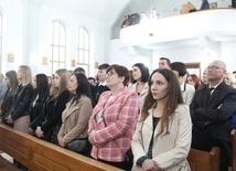 Bierzmowani w Wojnarowej i ich rodziny zaskoczyli biskupa