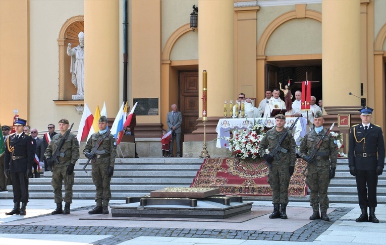 Podobnie jak w roku ubiegłym Msza św. sprawowana będzie przed kościołem garnizonowym.