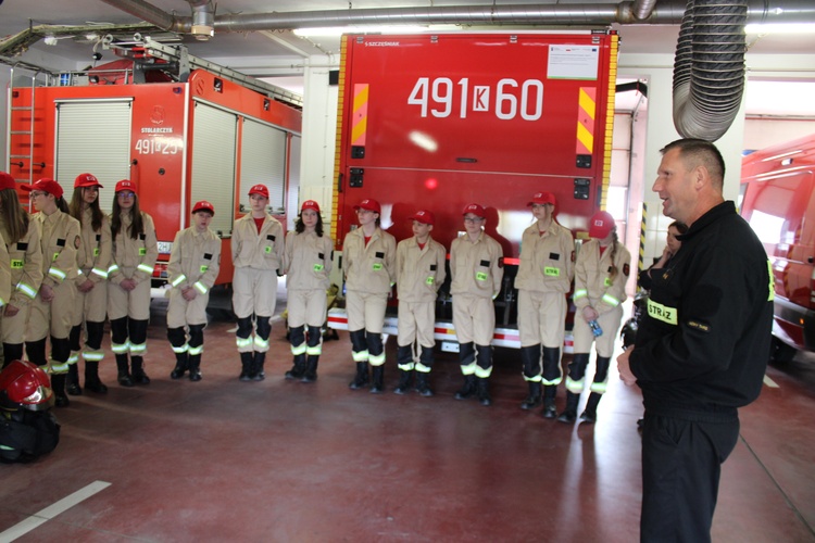 Młodzi druhowie w zawodowych strażaków 