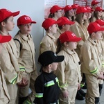 Młodzi druhowie w zawodowych strażaków 