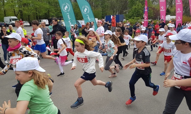 Katowice. Dorośli i dzieci wzięli udział w zawodach biegowych w Dzień Flagi 