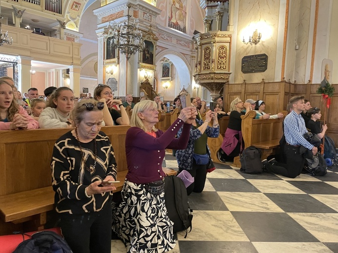 Grupa bł. ks. Sopoćki w gościnie u św. Jana Kantego - w parafii św. Katarzyny i Małgorzaty w Kętach - 2023
