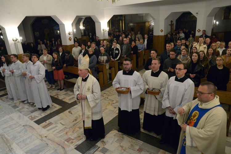 Przed indywidualnym błogosławieństwem wszyscy zaśpiewali Apel Jasnogórski.