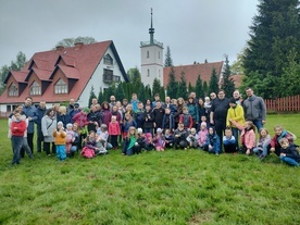 Schola oraz LSO wrocławskiej parafii pw. św. Franciszka z Asyżu razem na dniu skupienia