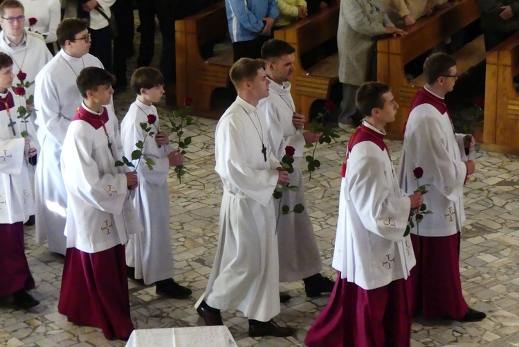 Parafianie przynieśli 75 róż na swojego byłego proboszcza.