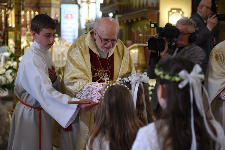 Kardynał udzielił Komunii św. dzieciom pierwszokomunijnym.