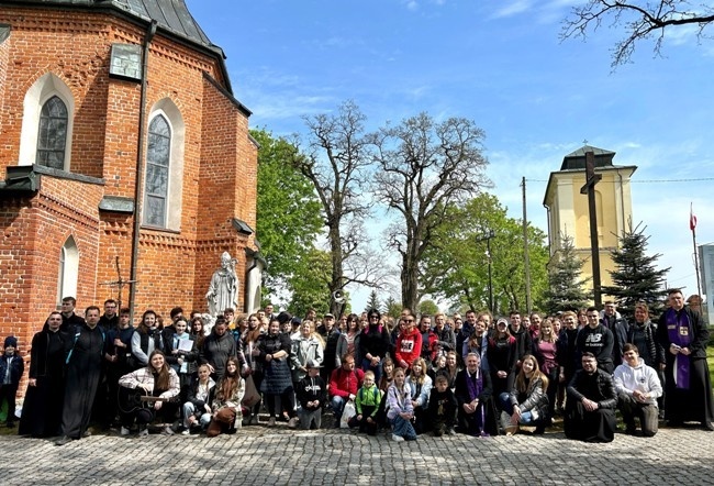 Pątnicy przy sanktuarium w Piotrawinie.
