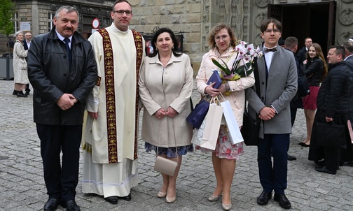 Czas na życzenia przed katedrą - diakon Piotr Kania z rodzicami i rodzeństwem.