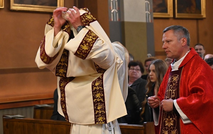 Każdy z nowych diakonów nałożył dalmatykę - szatę diakona.