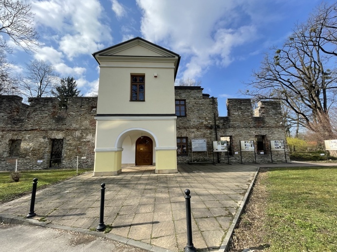 Pozostałości spalonego pod koniec II wojny światowej dworu Kossaków w Górkach Wielkich. 