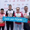 Drużyna "Gościa Niedzielnego" tuż po biegu. Pierwszy z lewej: ks. Adam Bilski; pierwszy z prawej: Piotr Sudoł, przedstawiciel redakcji.