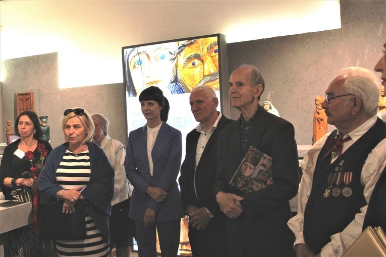 Otwarcie wystawy w Domu Ludowym. Druga od lewej Ilona Jaroszek.