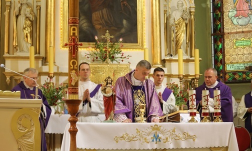 Żałobnej liturgii przewodniczył bp Roman Pindel.