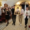 Młodzi wnieśli do kościoła ikonę Jezusa Chrystusa peregrynującą w czasie diecezjalnych dni młodzieży.