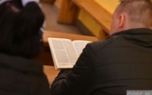 Czytają Biblię dzień i noc
