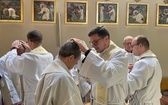 Neoprezbiterzy z błogosławieństwem prymicyjnym u księży emerytów