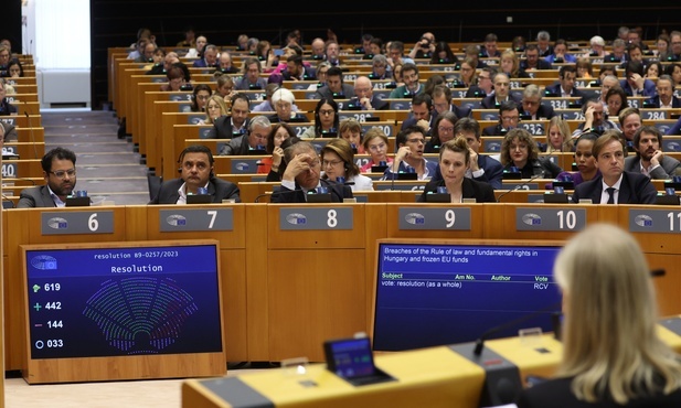 Parlament Europejski przyjął rezolucję wzywającą do odwołania przewodnictwa Węgier w Radzie UE