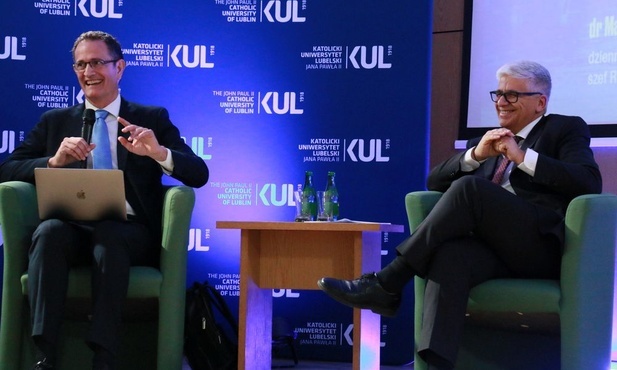 Massimiliano Menichetti (od lewej) i dr Andrea Tornielli podczas spotkania na KUL.