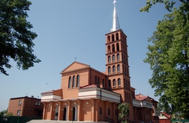 Bryła świątyni wzorowana jest na rzymskiej bazylice NMP na Zatybrzu, która była tytularnym kościołem kardynalskim Prymasa Polski.
