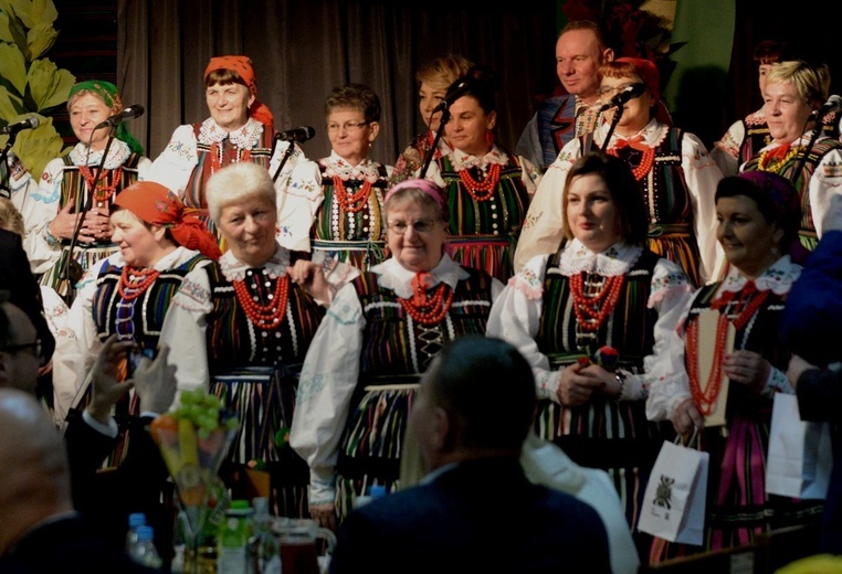 Powiat opoczyński to szereg prężnie działających kół gospodyń i wciąż żywego regionalnego folkloru.