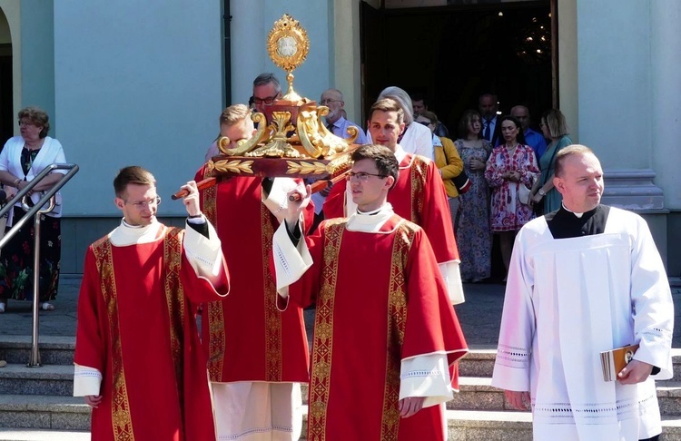 Diakoni ponieśli relikwie św. Jana Sarkandra w procesji na Kaplicówkę.