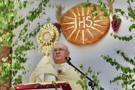 Abp Górzyński: W Eucharystii świat otrzymuje lekarstwo na dramat rozdarcia