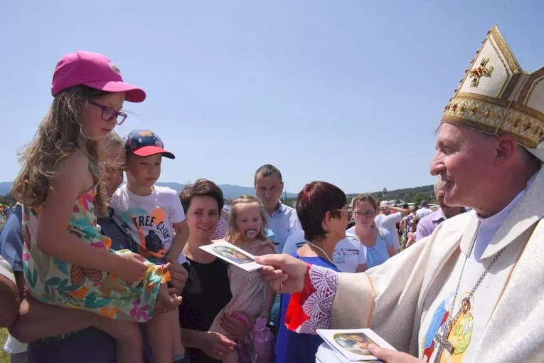 Biskup tarnowski zaprasza rodziny do Starego Sącza
