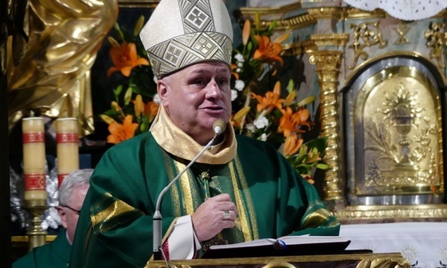 Bp Piotr Greger podczas Mszy św. rozpoczynającej 5. Marsz dla Życia i Rodziny w Żywcu.