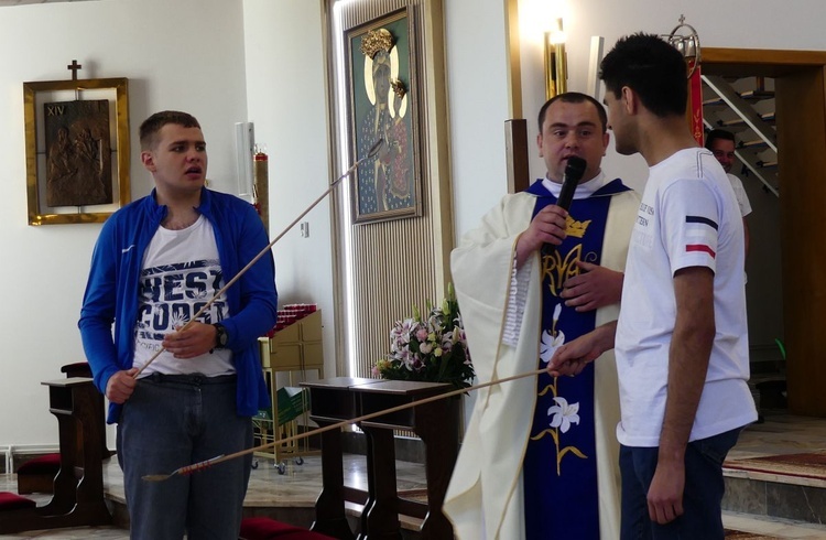 Ks. Jerzy Kajzar z pomocą chłopaków pokazał jak wygląda wzajemna pomoc na miarę nieba.