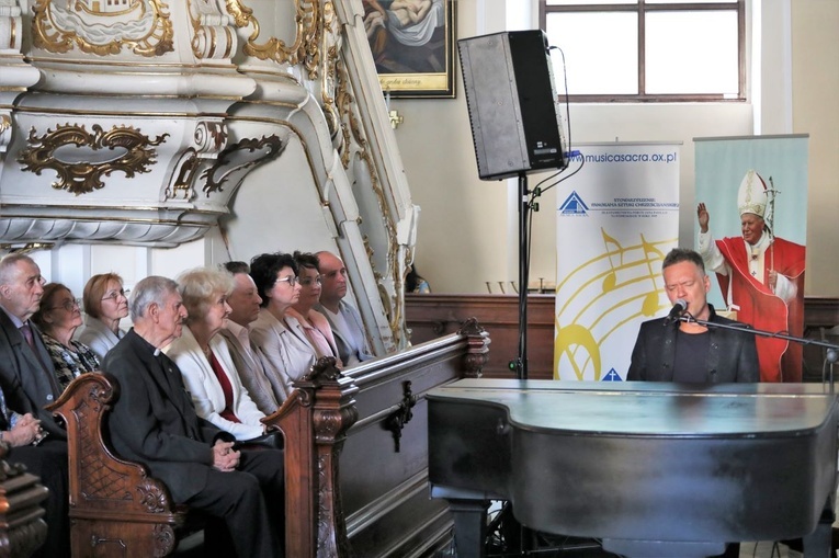 Krzysztof Antkowiak podczas festiwalowego koncertu w skoczowskim kościele Świętych Apostołów Piotra i Pawła.