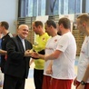 Bp Piotr Greger osobiście gratulował piłkarzom poprzedniej edycji turnieju - na zdjęciu drużyna księży...