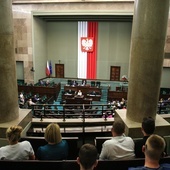 Sejm przyjął uchwałę wyrażającą sprzeciw wobec unijnego mechanizmu relokacji migrantów