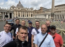 Neoprezbiterzy z biskupem na pielgrzymce w Rzymie