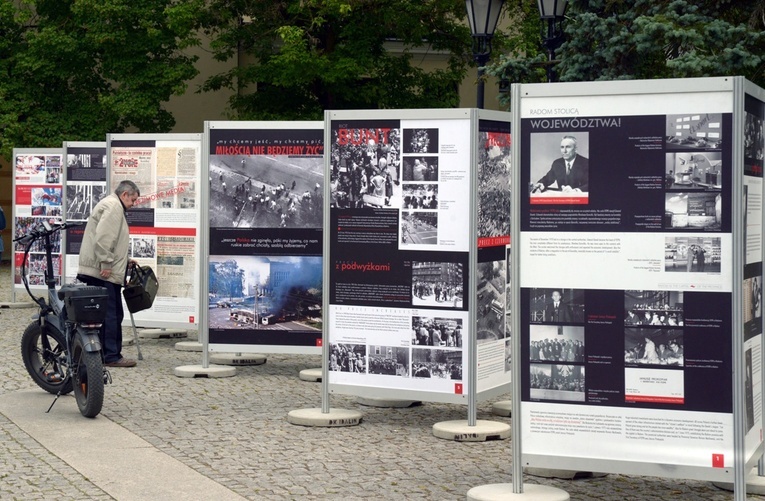 Na placu Corazziego (naprzeciw Urzędu Miasta) do końca czerwca można oglądać plenerową wystawę o wydarzeniach Radomskiego Czerwca ’76.