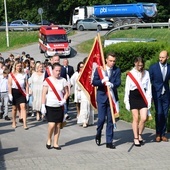 Przemarsz uczestników liturgii do kościoła.