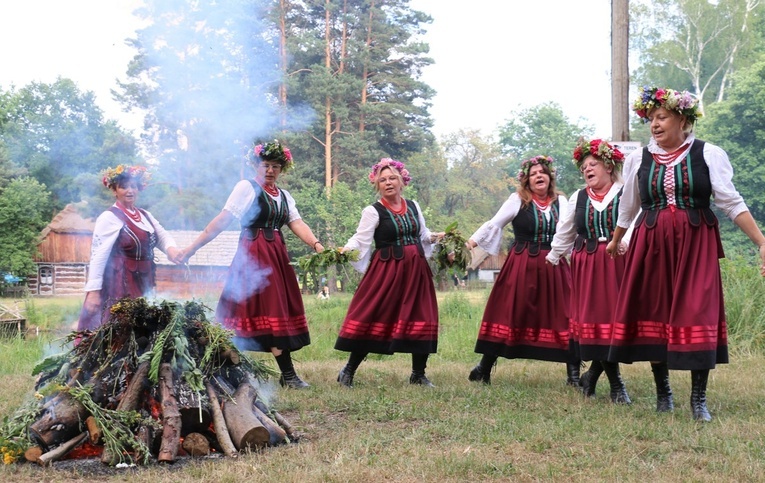 Zespół Korzenie zaprezentował widowisko przybliżające zwyczaje związane z obrzędem sobótkowym.