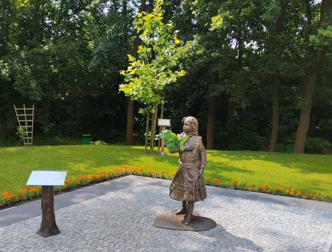 W Gminnym Parku Centrum ustawiono statuę przedstawiającą błogosławioną jako małą dziewczynkę. 