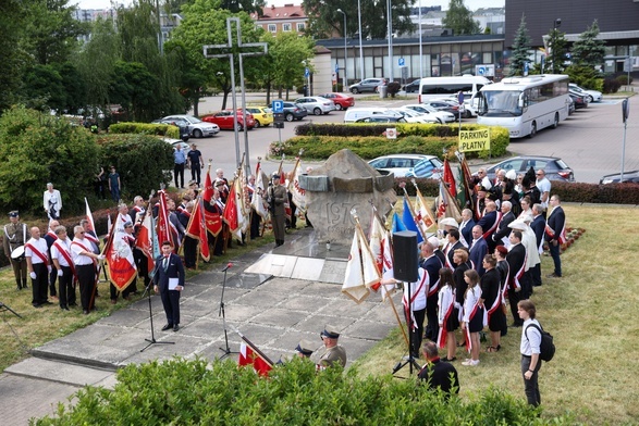 Wieńce w kolejną rocznicę protestów w Ursusie