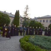 Apelowa modlitwa przy figurze MB Jazłowieckiej na wirydarzu Wyższego Seminarium Duchownego w Radomiu.