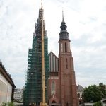 Mocowanie krzyża na wieży katedry opolskiej